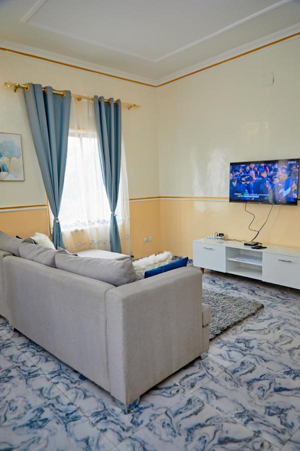 Appartement Avec Vue Panoramique Two Or Three Rooms Яунде Экстерьер фото