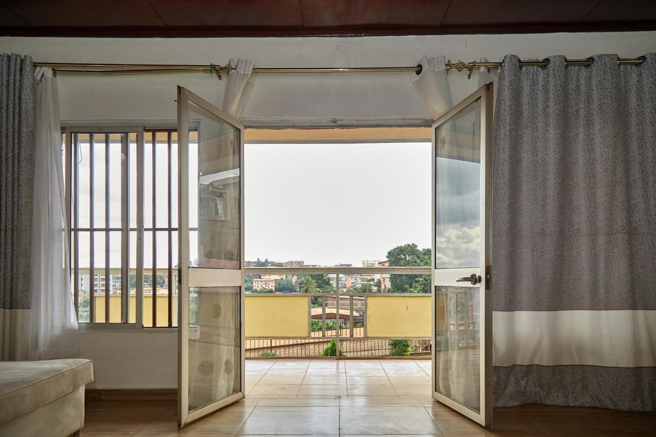 Appartement Avec Vue Panoramique Two Or Three Rooms Яунде Экстерьер фото